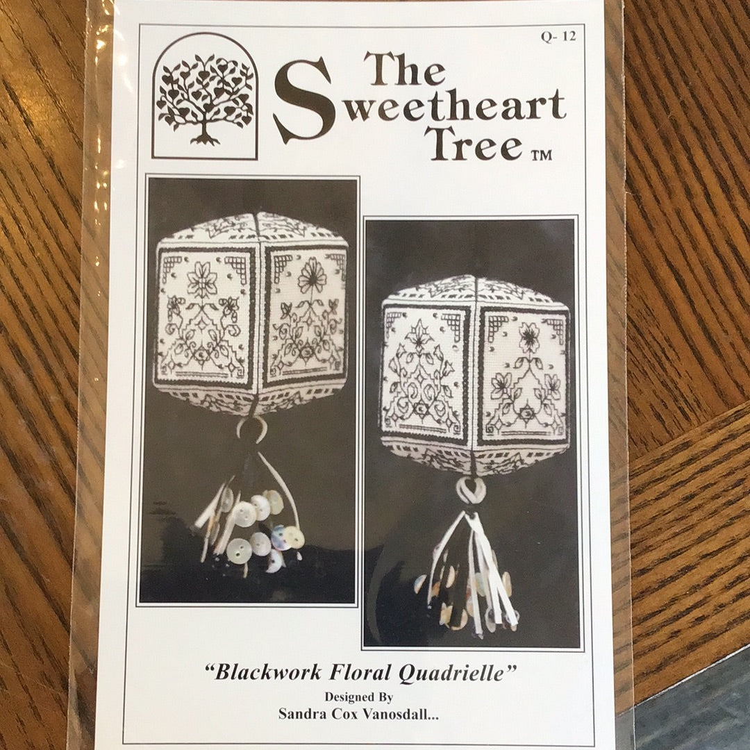 Blackwork Floral Quadrielle