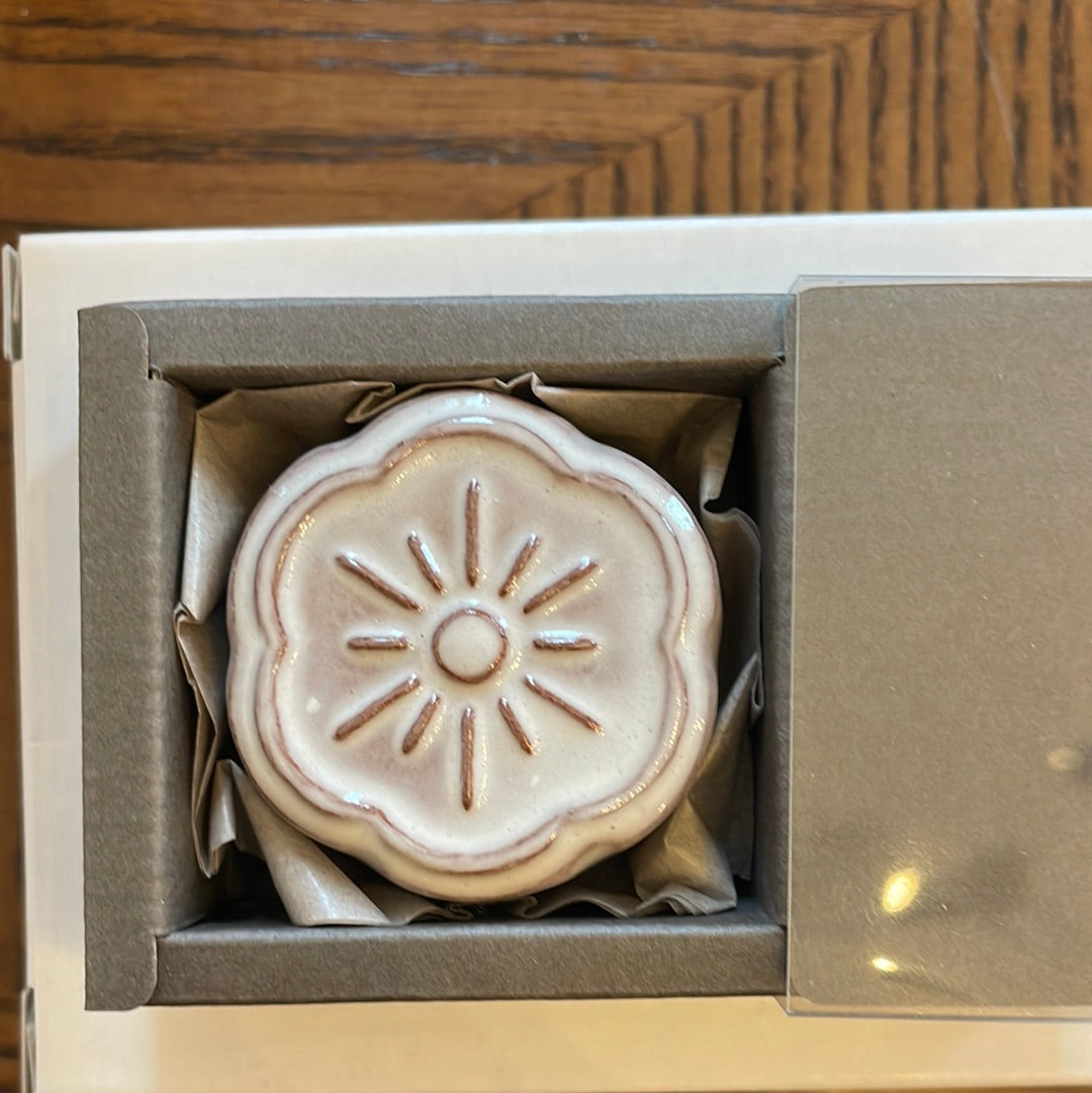 Awaji Kawara, Magnetic Needle Minder with Polisher