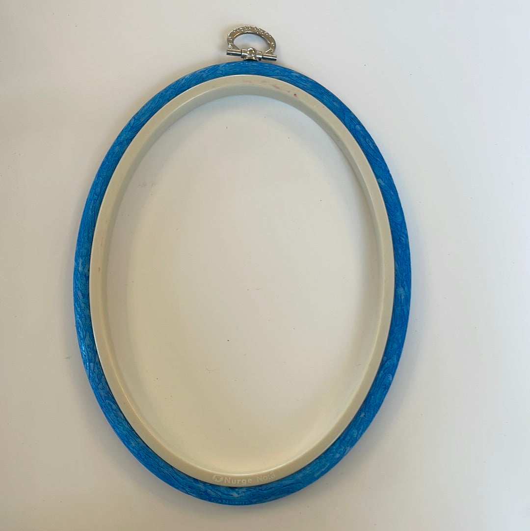Nurge 14.5 x19 cm (5 1/2 x 7 1/2”) Flexi Hoop Oval